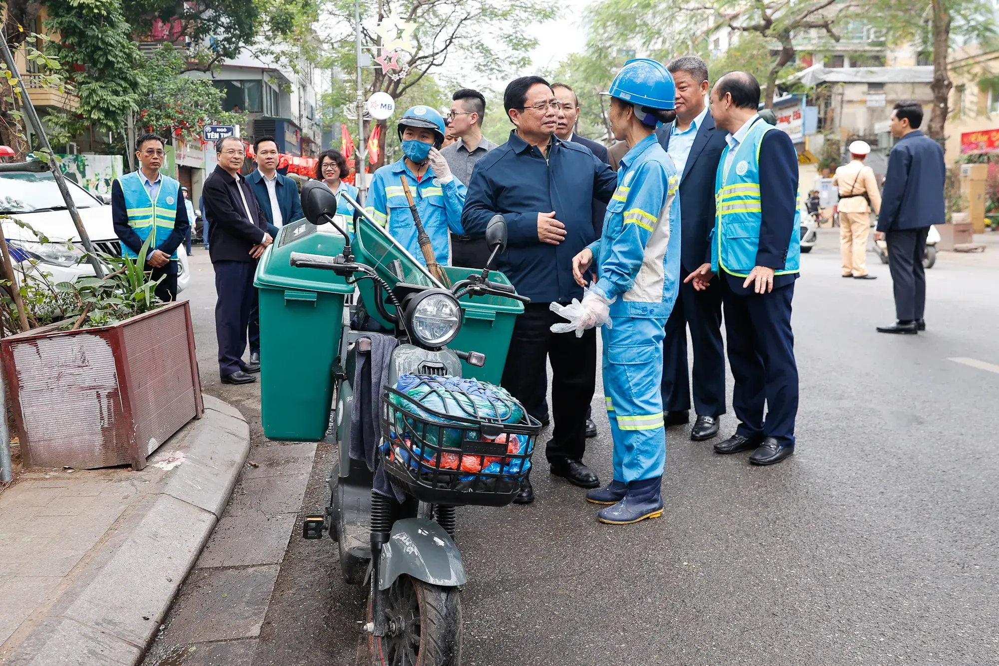 Thủ tướng Phạm Minh Chính cảm ơn, tặng quà công nhân vệ sinh môi trường tại Thủ đô- Ảnh 3.
