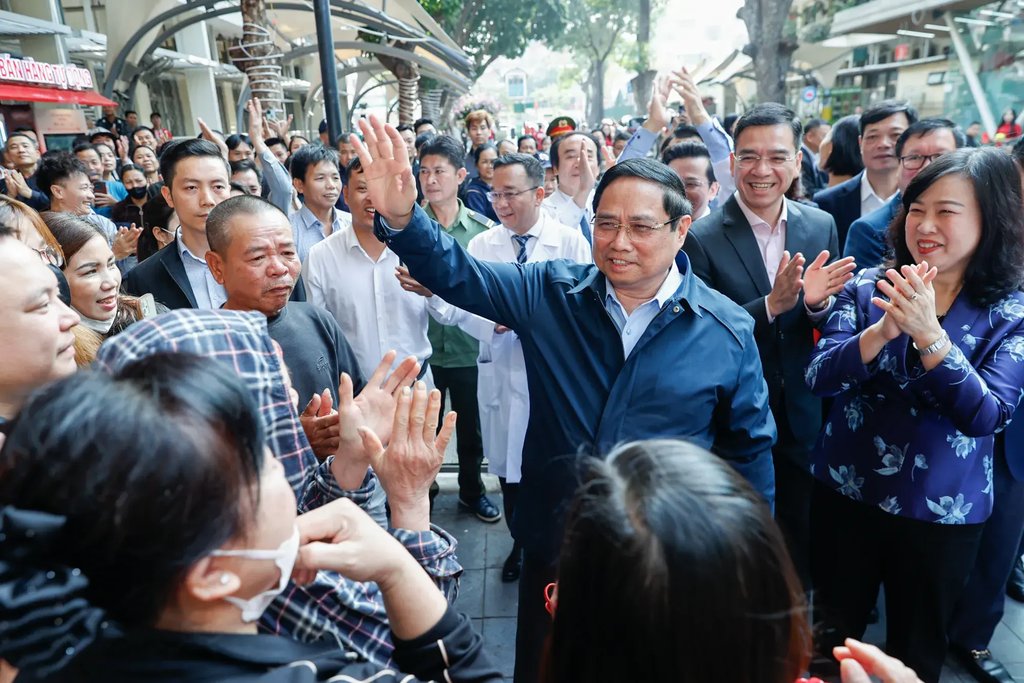 Thủ tướng: Phát huy vai trò các bệnh viện tuyến cuối 'giành giật sự sống, là hy vọng lớn nhất của người bệnh'- Ảnh 1.