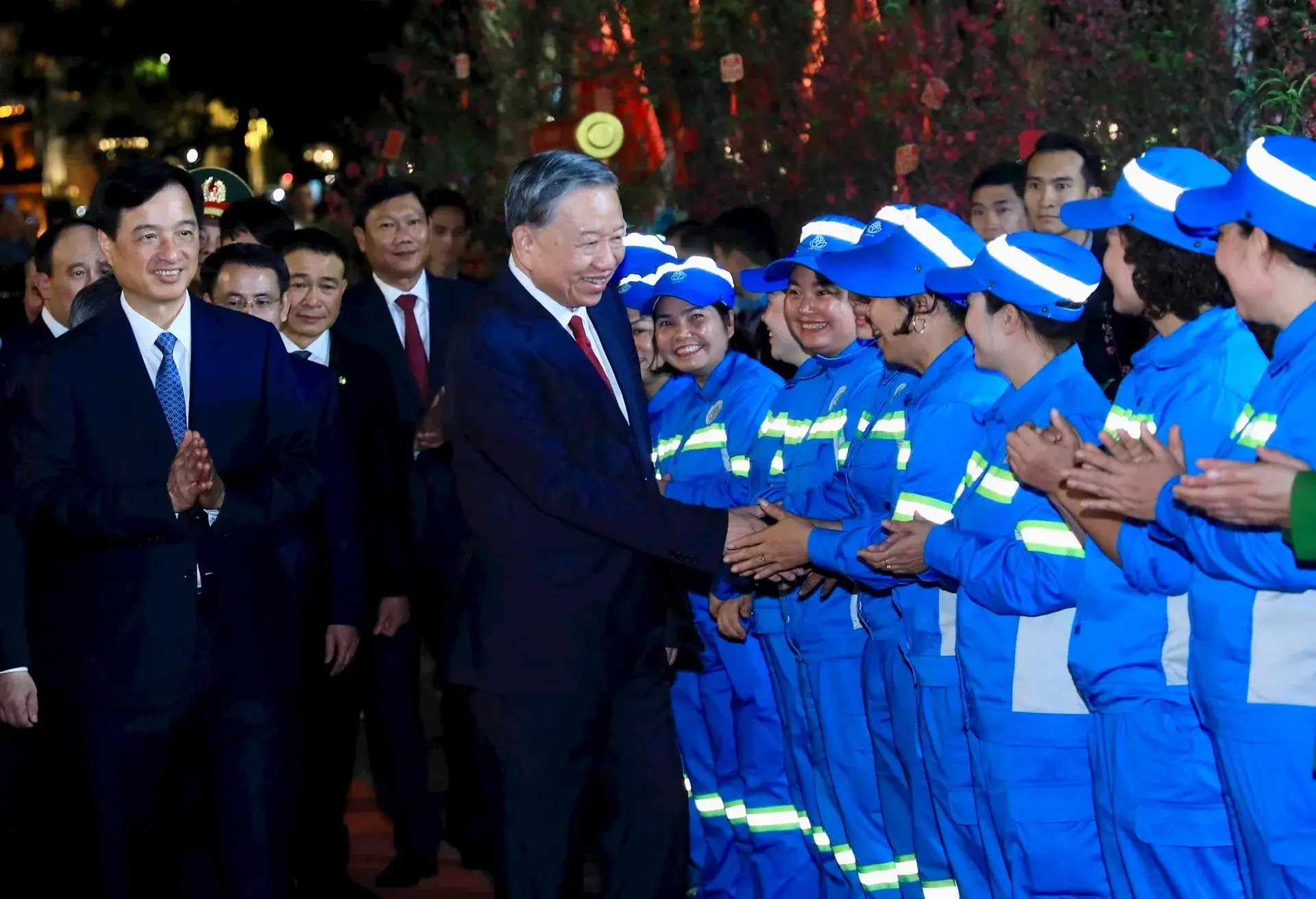 Tổng Bí thư Tô Lâm gặp gỡ, trò chuyện với công nhân lao đông Thủ đô. Ảnh Thành Thái