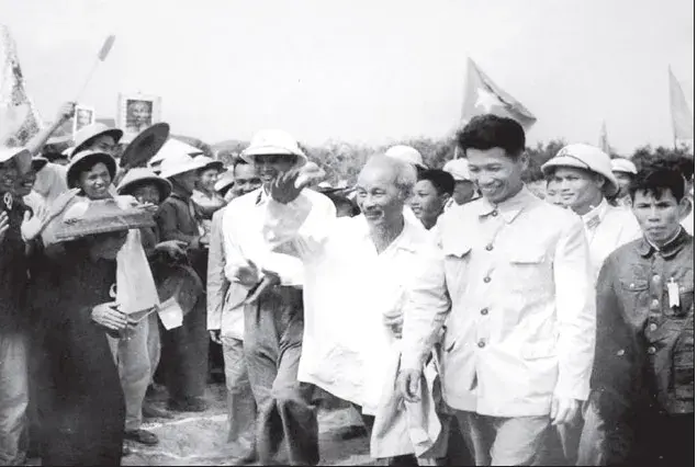 Nhân dân đảo Cô Tô đón Bác ra thăm đảo, ngày 951961. Ảnh tư liệu