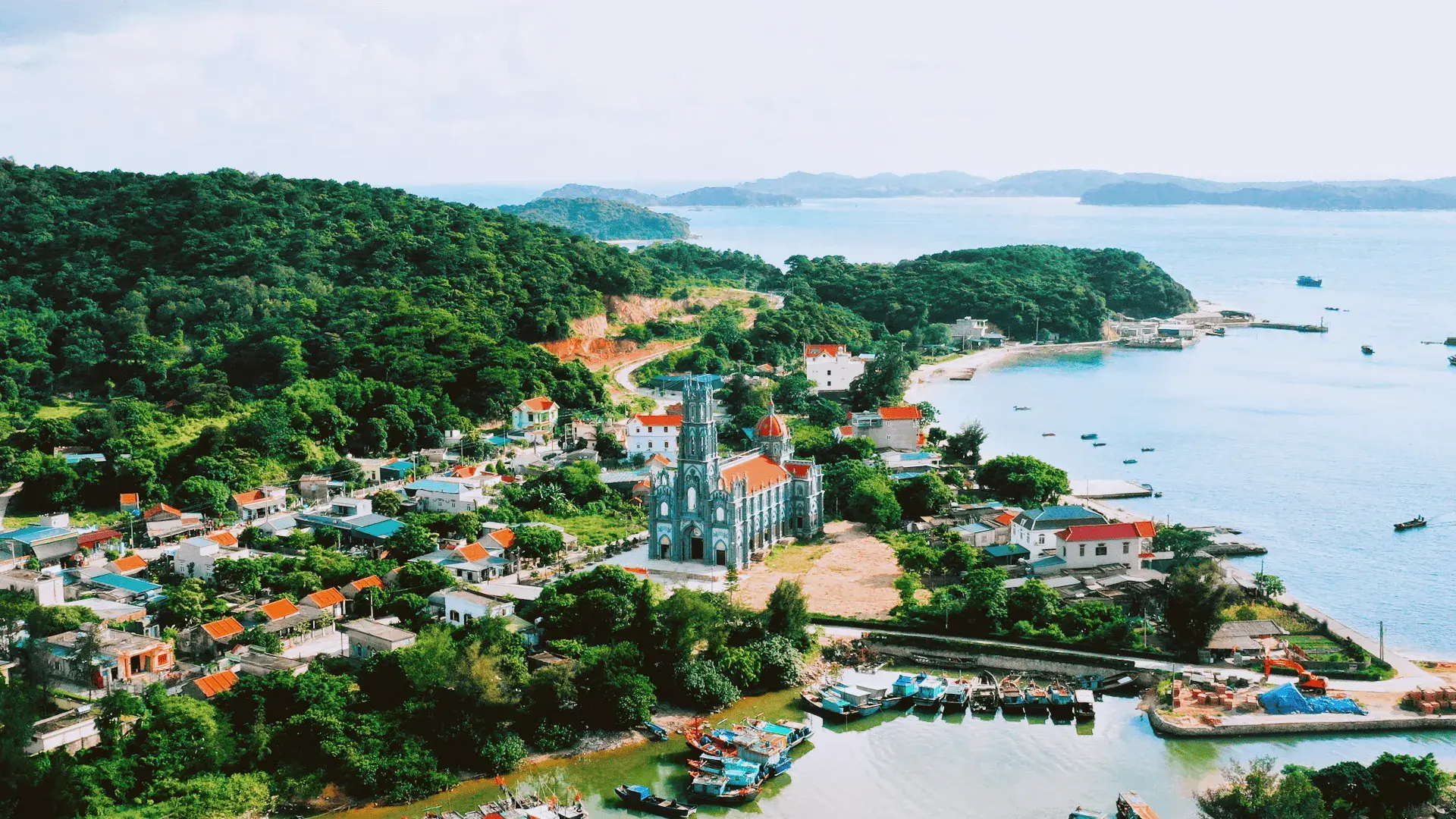 Nhà thờ đảo Thanh lân. Ảnh: iVIVU