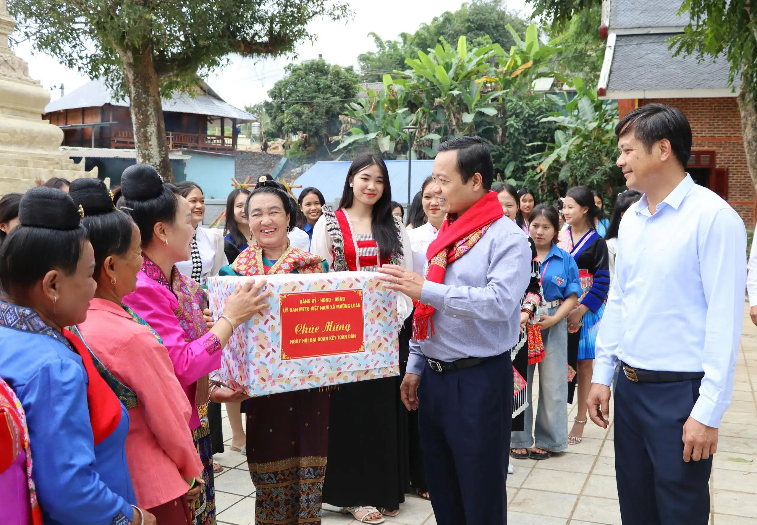 Bí thư Tỉnh ủy Trần Tiến Dũng tặng quà người dân bản Mường Luân 1, xã Mường Luân nhân Ngày hội Đại đoàn kết toàn dân tộc năm 2025.