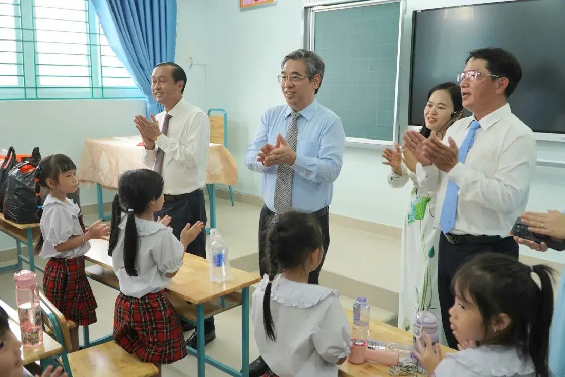 Ông Nguyễn Phước Lộc - Ủy viên Ban Chấp hành Trung ương Đảng, Phó Bí thư Thành ủy, Chủ tịch Ủy ban MTTQ Việt Nam TPHCM tham quan, trò chuyện với học sinh Trường Tiểu học Trần Đại Nghĩa trong ngày khánh thành. Ảnh: Chân Phúc