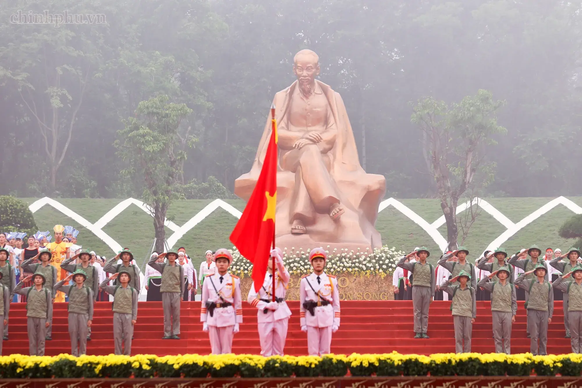 Khánh thành Tượng đài "Bác Hồ với ngày hội non sông" tại Đền Hùng- Ảnh 6.