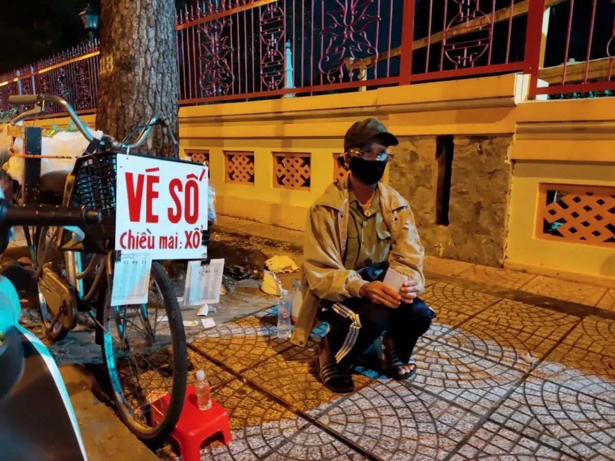 Người bán vé số dạo tại TP.HCM ngóng chờ ngày được phép bán trở lại | VOV.VN