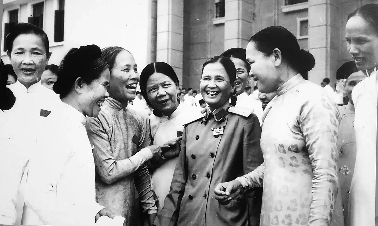 Đồng chí Nguyễn Thị Thập trò chuyện cùng các đại biểu nữ tại Đại hội Đảng toàn quốc lần thứ III (9-1960). Ảnh: tư liệu