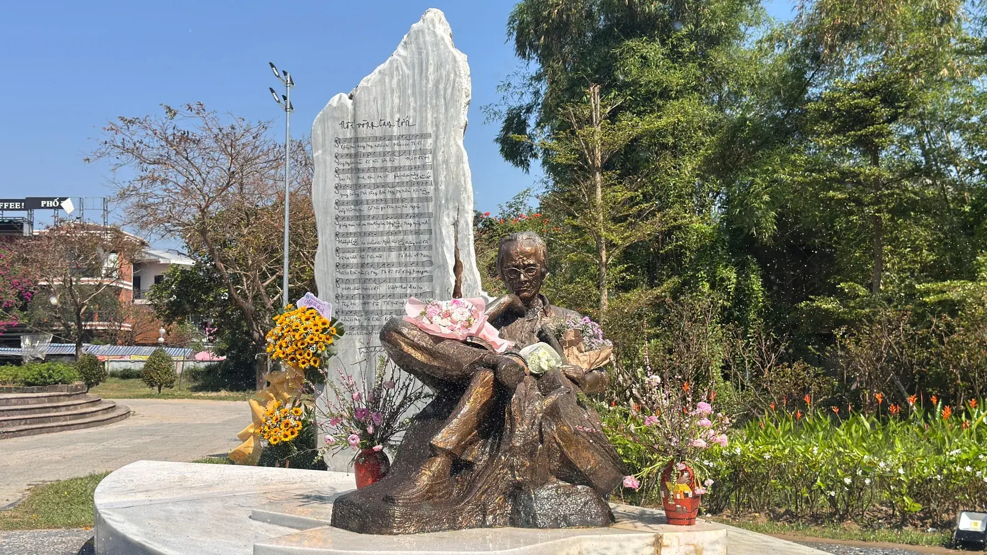 Tượng nhạc sĩ Trịnh Công Sơn tại công viên mang tên ông ở Huế - Ảnh: Tiểu Vũ