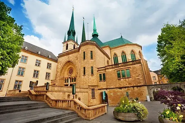 Tới Luxembourg thả bộ trên cây cầu Adolphe, khu phố cổ và quảng trường cổ kính- Ảnh 2.