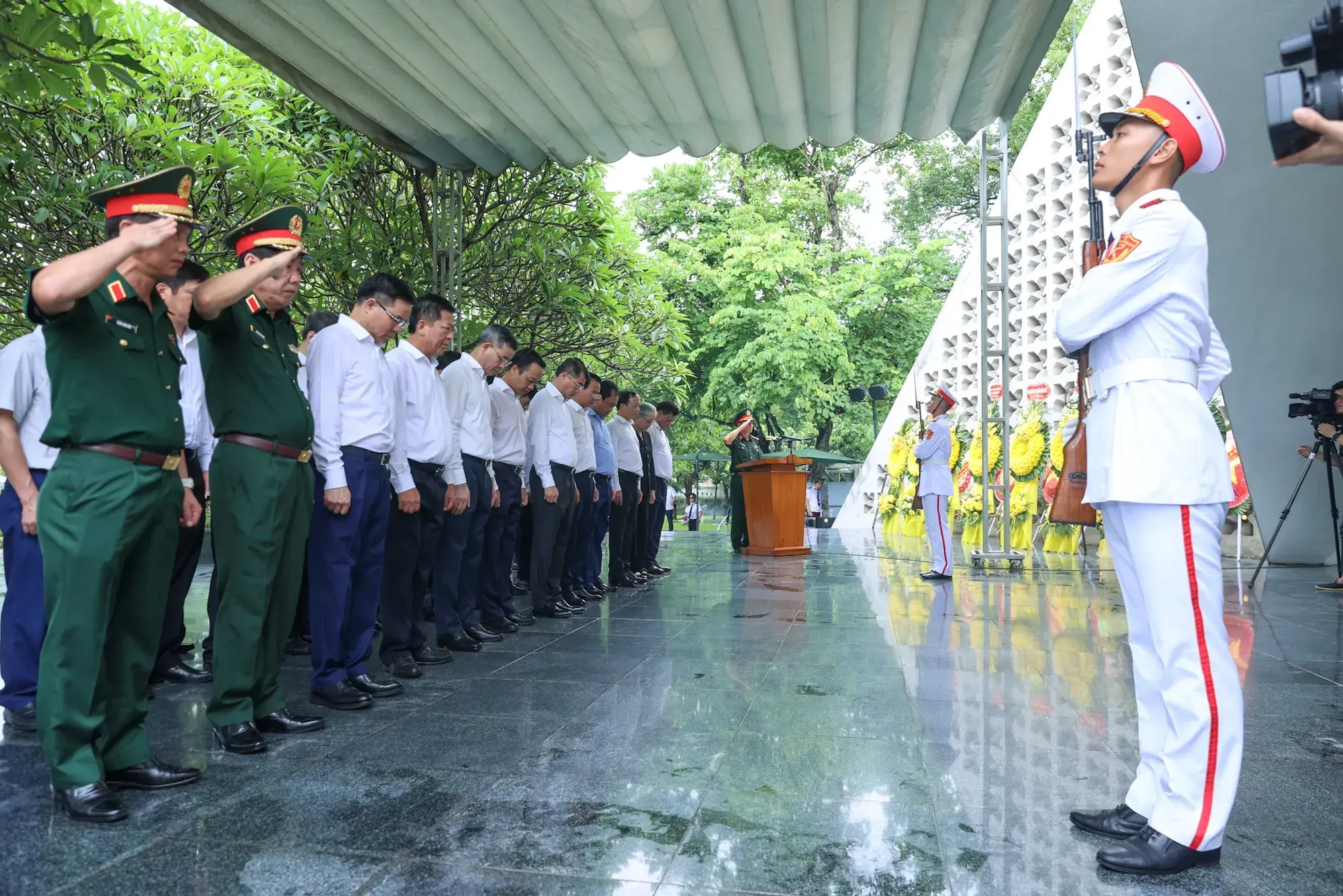 Thủ tướng Lê Minh Hưng tưởng niệm Chủ tịch Hồ Chí Minh, Đại tướng Võ Nguyên Giáp và các Anh hùng liệt sĩ tại Điện Biên Phủ- Ảnh 6.
