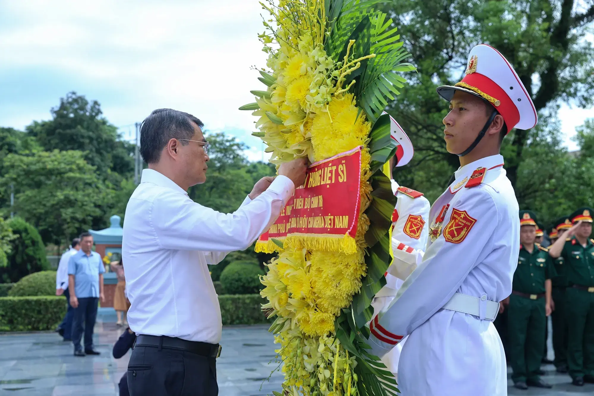 Thủ tướng Lê Minh Hưng tưởng niệm Chủ tịch Hồ Chí Minh, Đại tướng Võ Nguyên Giáp và các Anh hùng liệt sĩ tại Điện Biên Phủ- Ảnh 4.