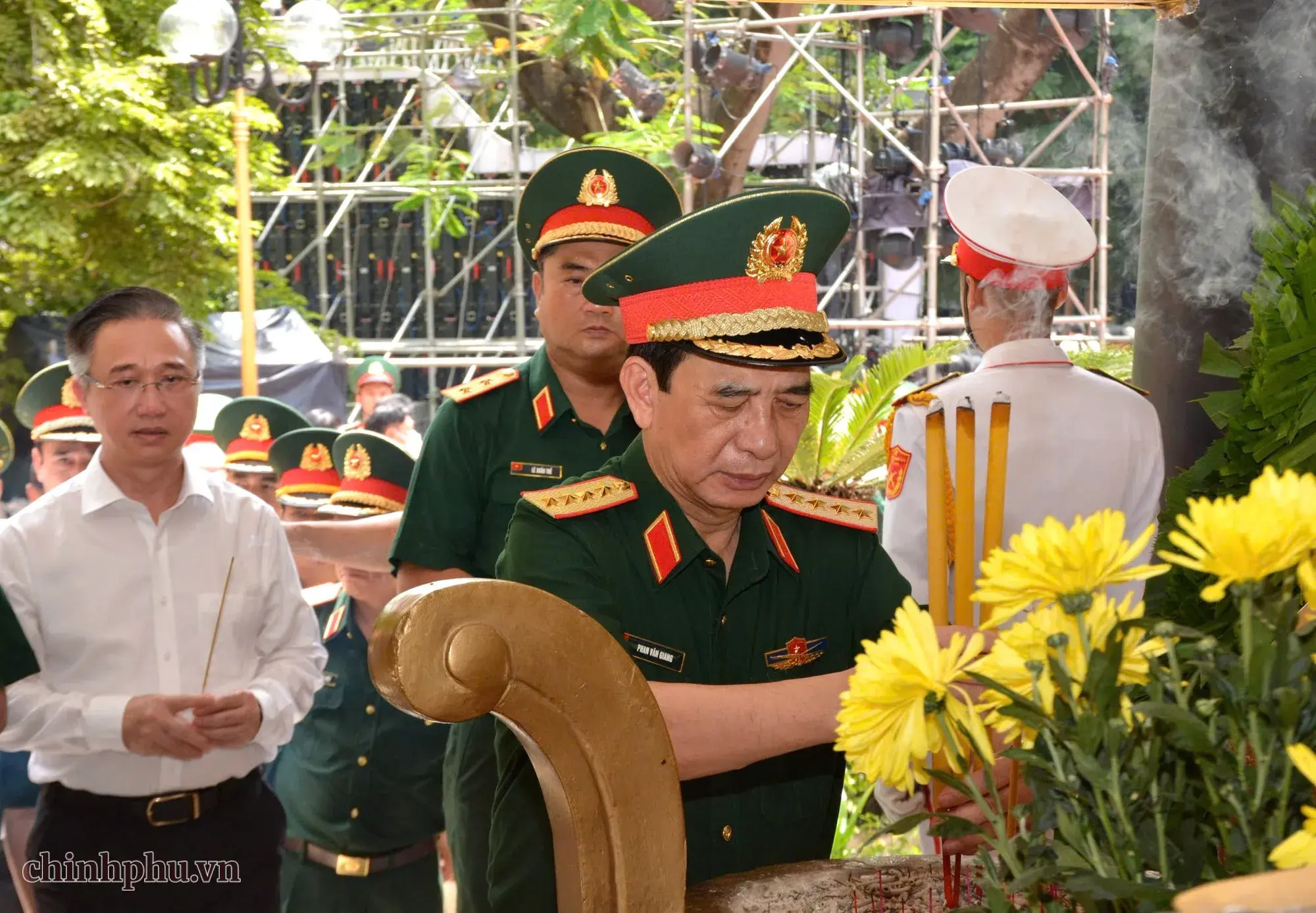 Đại tướng Phan Văn Giang dâng hương tưởng niệm các Anh hùng liệt sĩ tại Công viên Lê Thị Riêng- Ảnh 1.