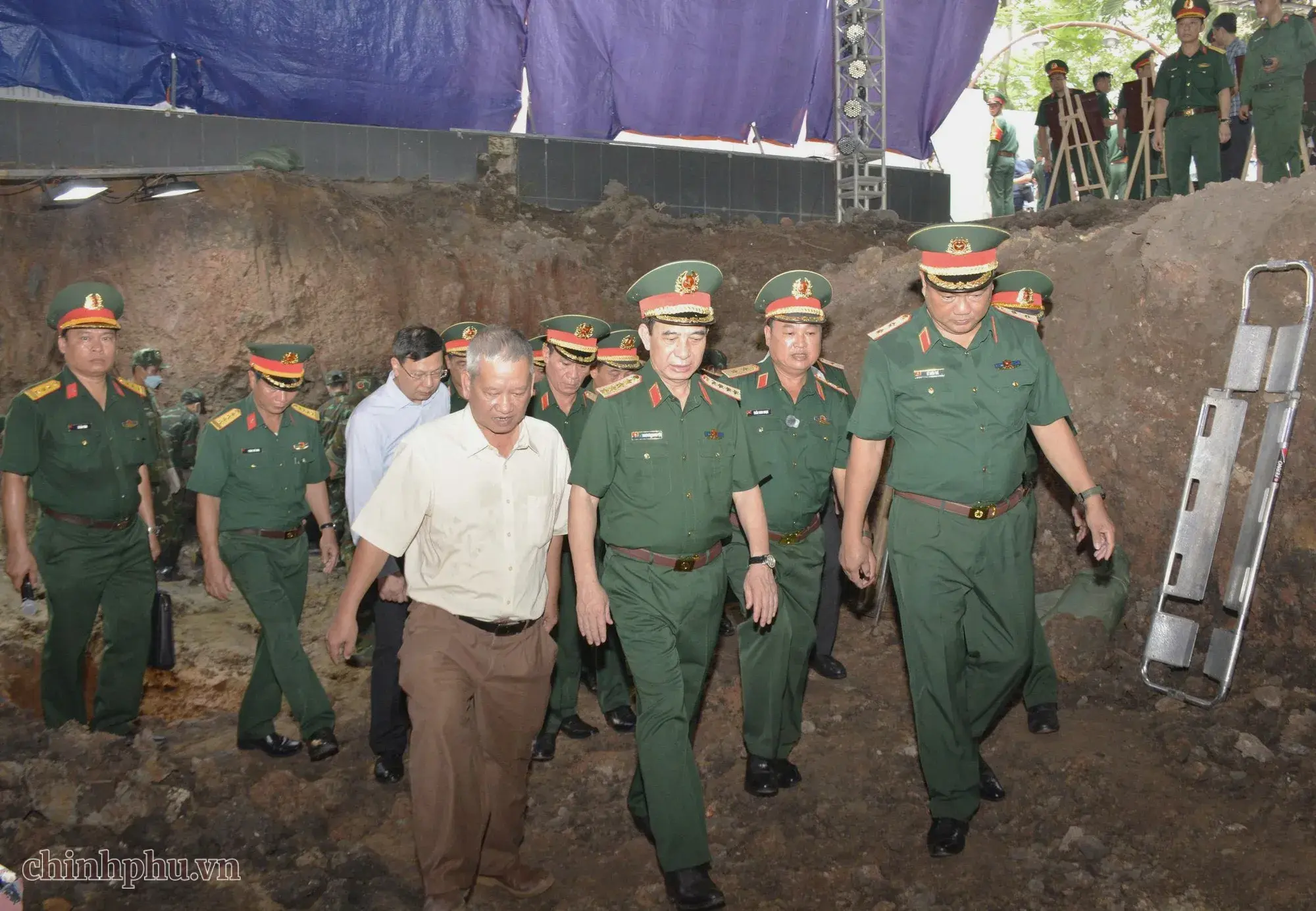 Đại tướng Phan Văn Giang dâng hương tưởng niệm các Anh hùng liệt sĩ tại Công viên Lê Thị Riêng- Ảnh 5.