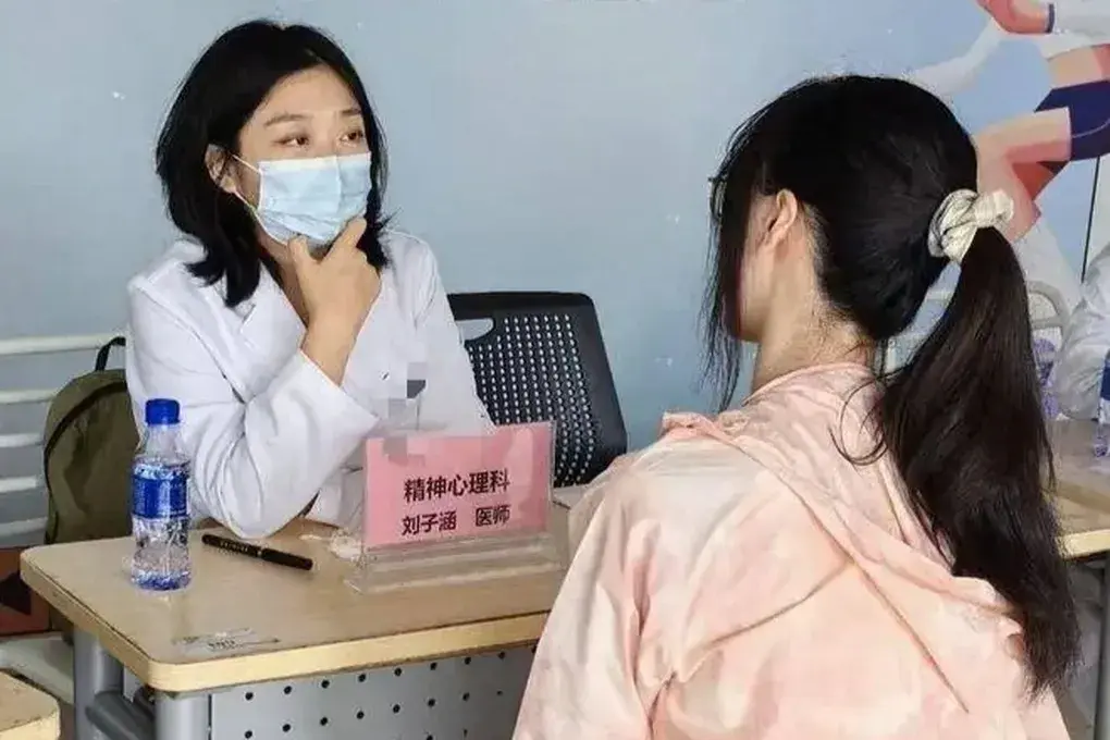 Nữ tiến sĩ y khoa bỏ nghề đi làm shipper, hát ở quán bar - 1