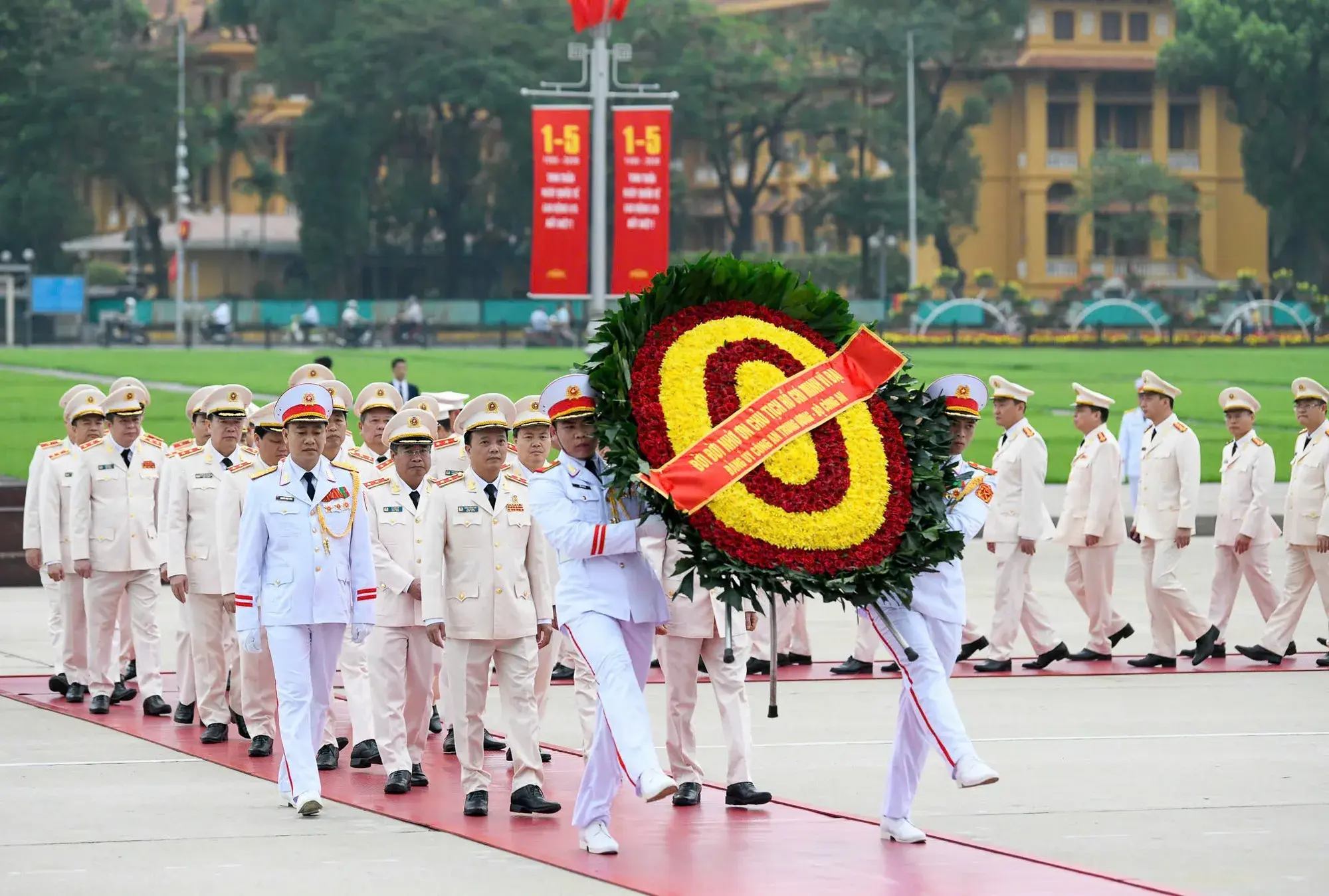 Lãnh đạo Đảng, Nhà nước vào Lăng viếng Chủ tịch Hồ Chí Minh nhân kỷ niệm 51 năm Ngày giải phóng miền Nam, thống nhất đất nước- Ảnh 4.
