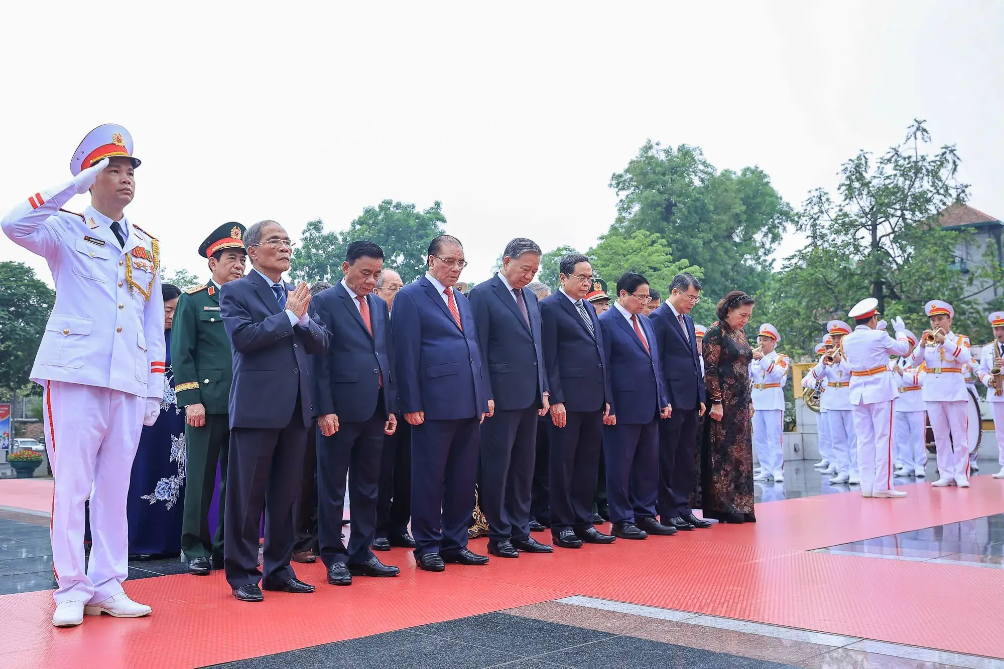 Lãnh đạo Đảng, Nhà nước vào Lăng viếng Chủ tịch Hồ Chí Minh nhân kỷ niệm 51 năm Ngày giải phóng miền Nam, thống nhất đất nước- Ảnh 6.