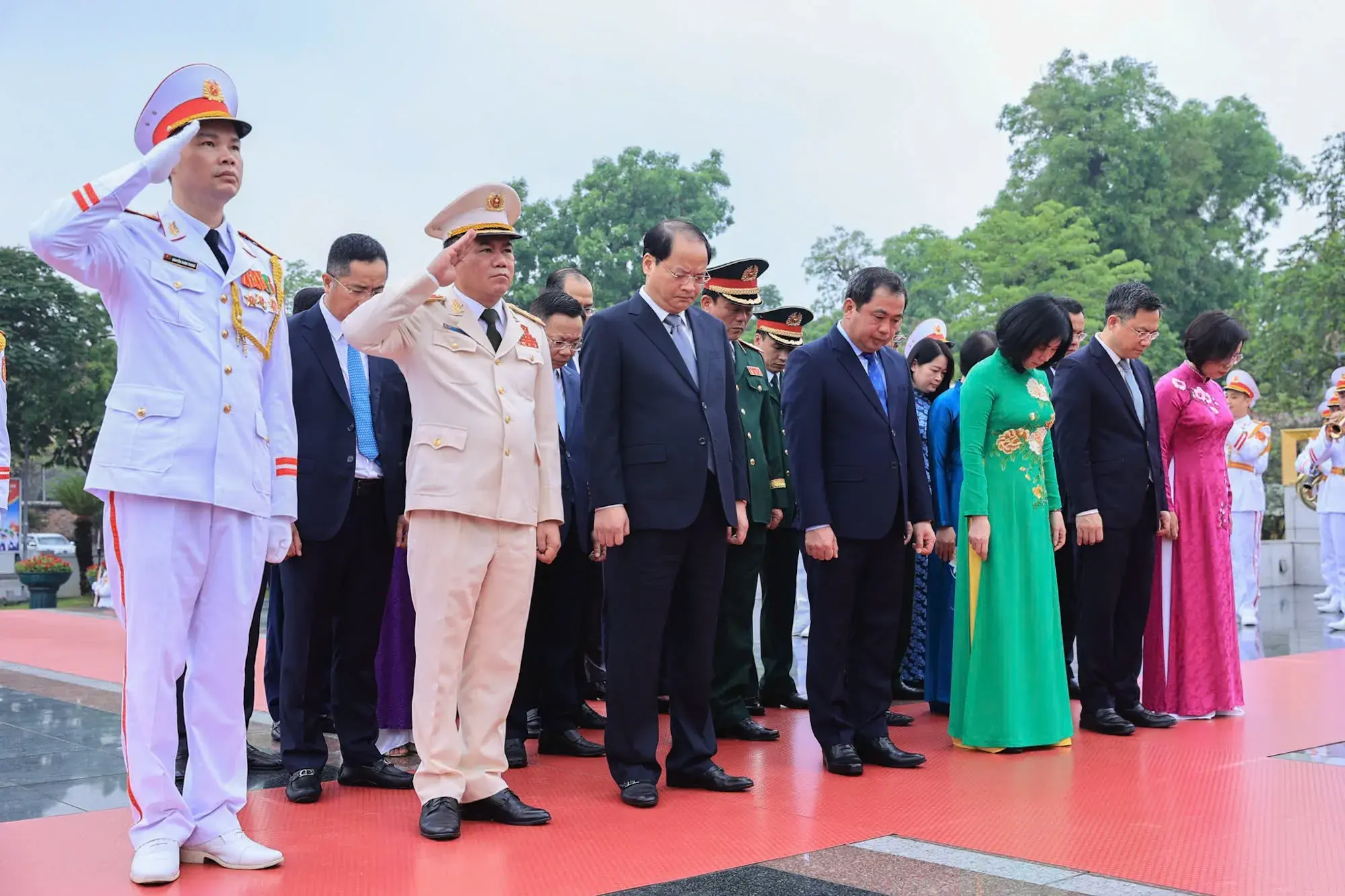 Lãnh đạo Đảng, Nhà nước vào Lăng viếng Chủ tịch Hồ Chí Minh nhân kỷ niệm 51 năm Ngày giải phóng miền Nam, thống nhất đất nước- Ảnh 9.