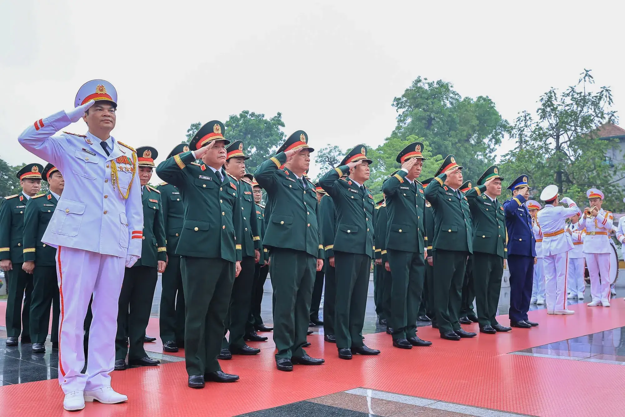 Lãnh đạo Đảng, Nhà nước vào Lăng viếng Chủ tịch Hồ Chí Minh nhân kỷ niệm 51 năm Ngày giải phóng miền Nam, thống nhất đất nước- Ảnh 7.