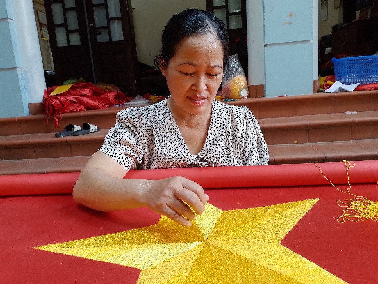 Tự hào làng nghề may cờ Tổ quốc Tự hào làng nghề may cờ Tổ quốc