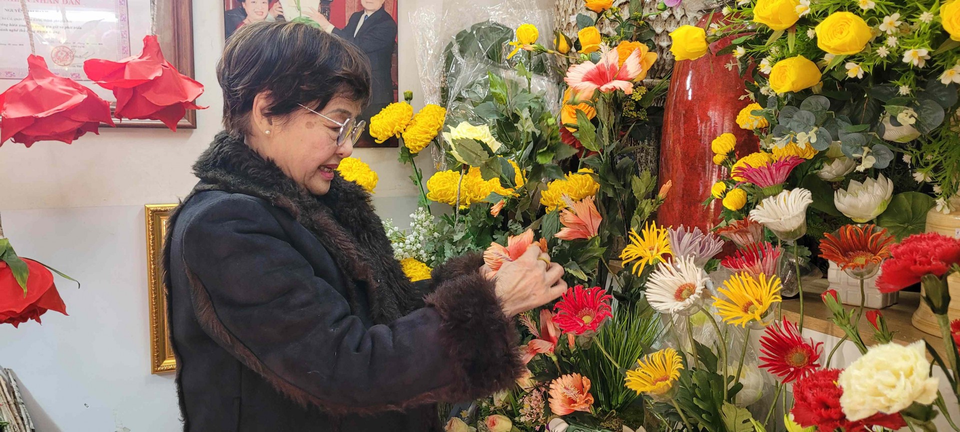 Nghệ nhân Mai Hạnh: Một đời “phải lòng” hoa lụa Nghệ nhân Mai Hạnh: Một đời “phải lòng” hoa lụa