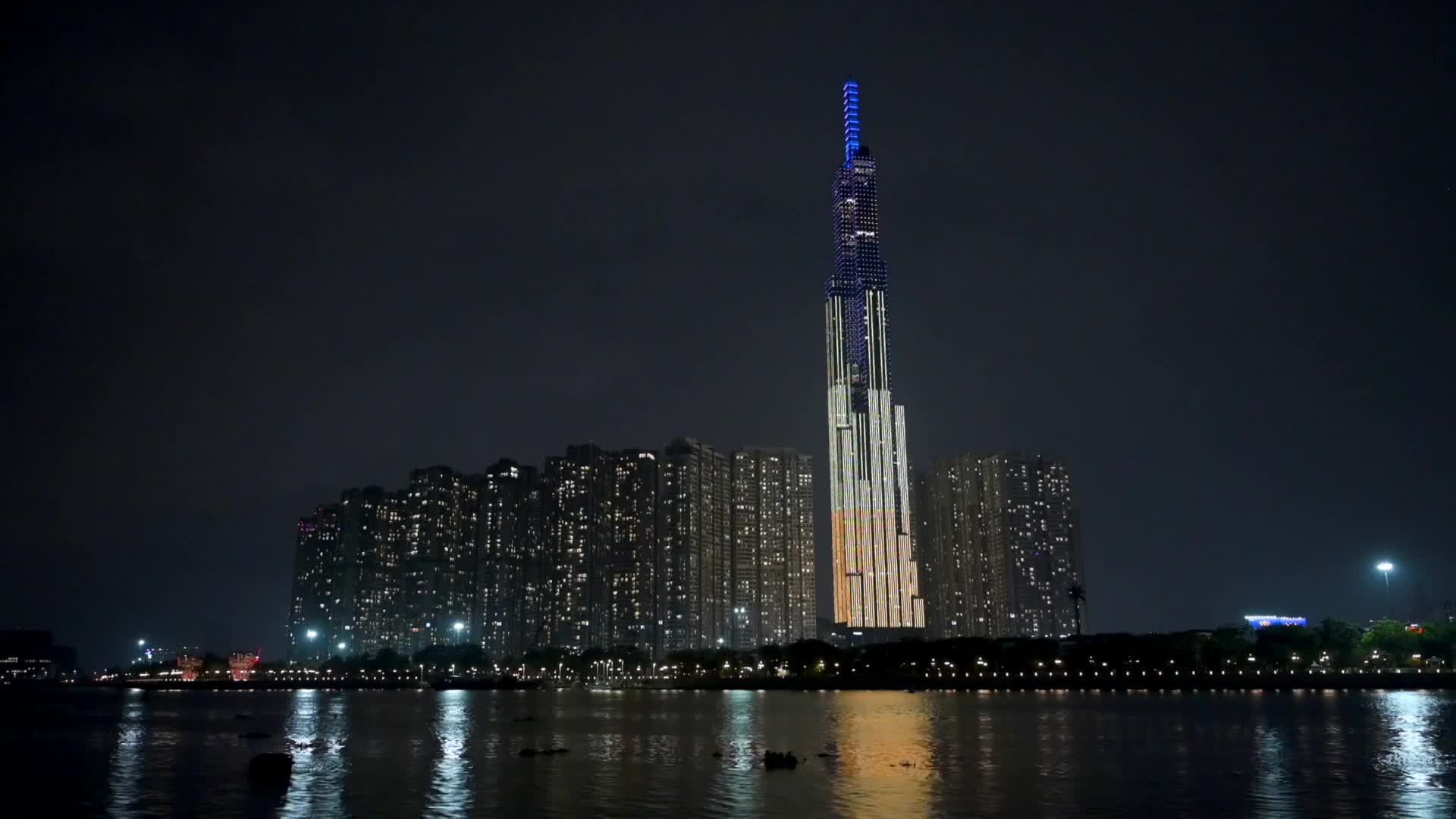 Trùng hợp thú vị từ màn thắp sáng biểu tượng trên toà nhà cao nhất Việt Nam