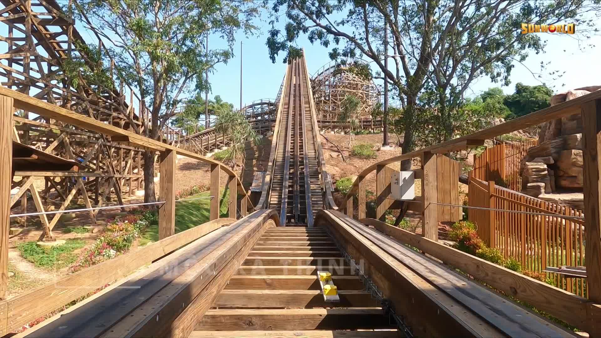 Trải nghiệm thót tim của tàu lượn siêu tốc Mộc Xà Thịnh Nộ